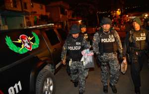 Elementos del GIR acudieron al sitio del allanamiento y retiraron el material explosivo. El uniformado herido permanece asilado en el hospital de la Polic&iacute;a. Foto: William Orellana / El Tel&eacute;grafo.