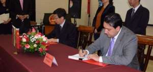  La firma del cr&eacute;dito se desarroll&oacute; en la sede de la embajada china en Ecuador.