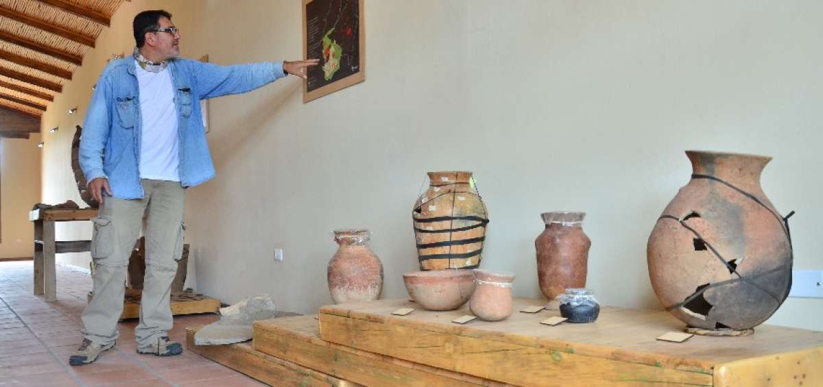 En la exposici&oacute;n Ancestros de Yachay, se puede encontrar vasijas, c&aacute;ntaros, ollas, chacanas, cuencos y figuras antropomorfas.