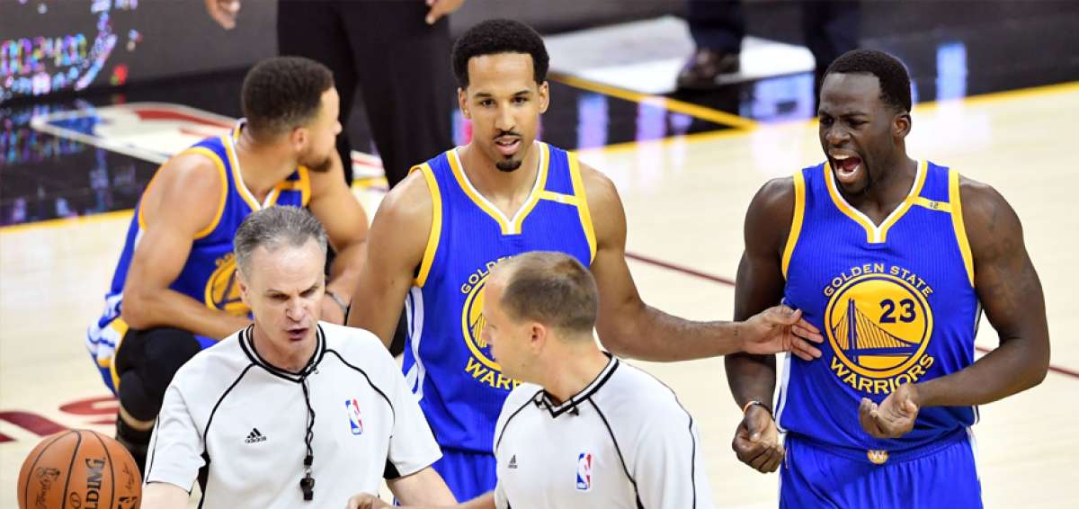 El alero de los Golden State Warriors, Draymond Green (der.) reclama la decisi&oacute;n del &aacute;rbitro durante el partido del viernes pasado en Cleveland.