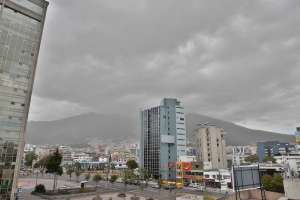 La zona de las faldas del Pichincha luce nublada, pese a que la ciudad est&aacute; despejada y con fuerte presencia del sol. Foto: Santiago Aguirre/ EL TEL&Eacute;GRAFO.