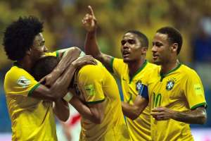 Los seleccionados auriverdes festejan su goleada ante el cuadro peruano. Foto: AFP