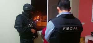 Agentes de Fiscal&iacute;a y de Polic&iacute;a interrogan a uno de los presuntos miembros de las bandas desarticuladas. 