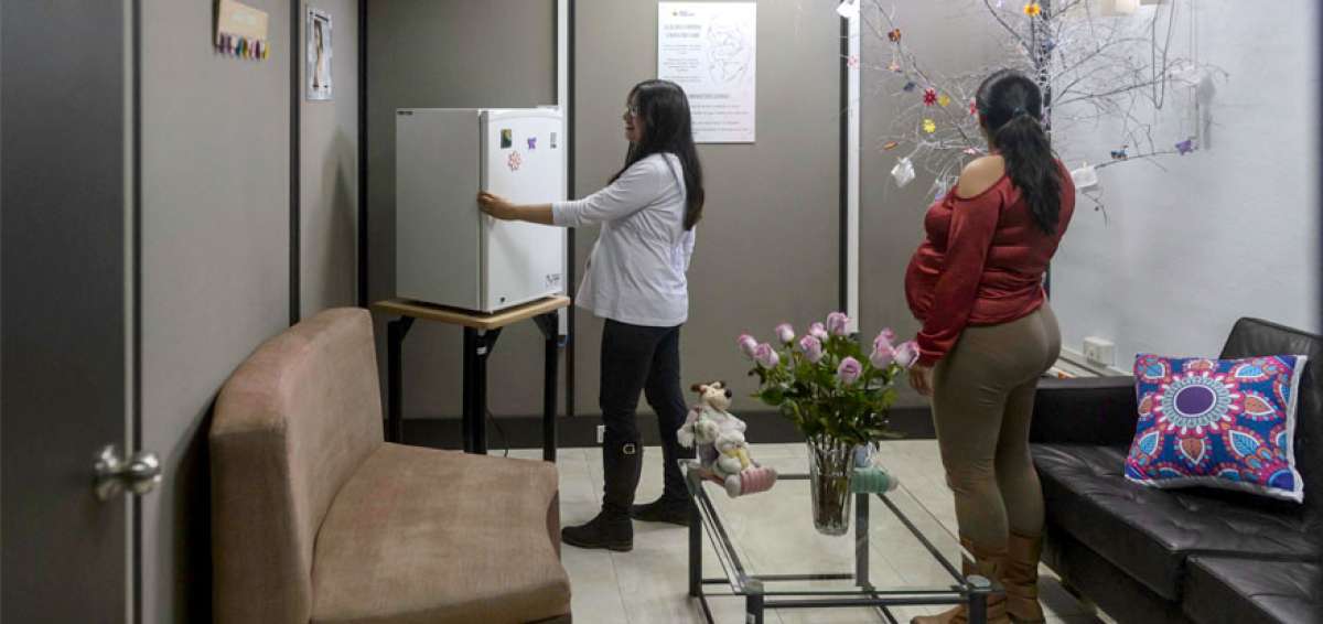 El lactario de Medios P&uacute;blicos funciona en el segundo piso. Hay una refrigeradora solo para la leche materna.