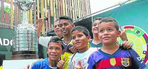 Una instant&aacute;nea junto al trofeo. Un grupo de ni&ntilde;os posa junto a la copa que se exhibe en Medell&iacute;n.