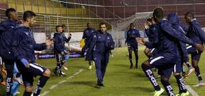 Los jugadores de Universidad Cat&oacute;lica estuvieron en el estadio de Aucas, al igual que el local y aguardaron 40 minutos, sin que los &aacute;rbitros se presenten.