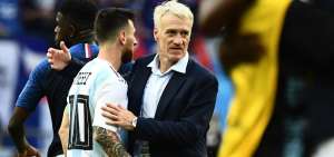 El DT de Francia, Didier Deschamps, consuela a Lionel Messi luego de eliminarlo en octavos de final de la Copa del Mundo. 