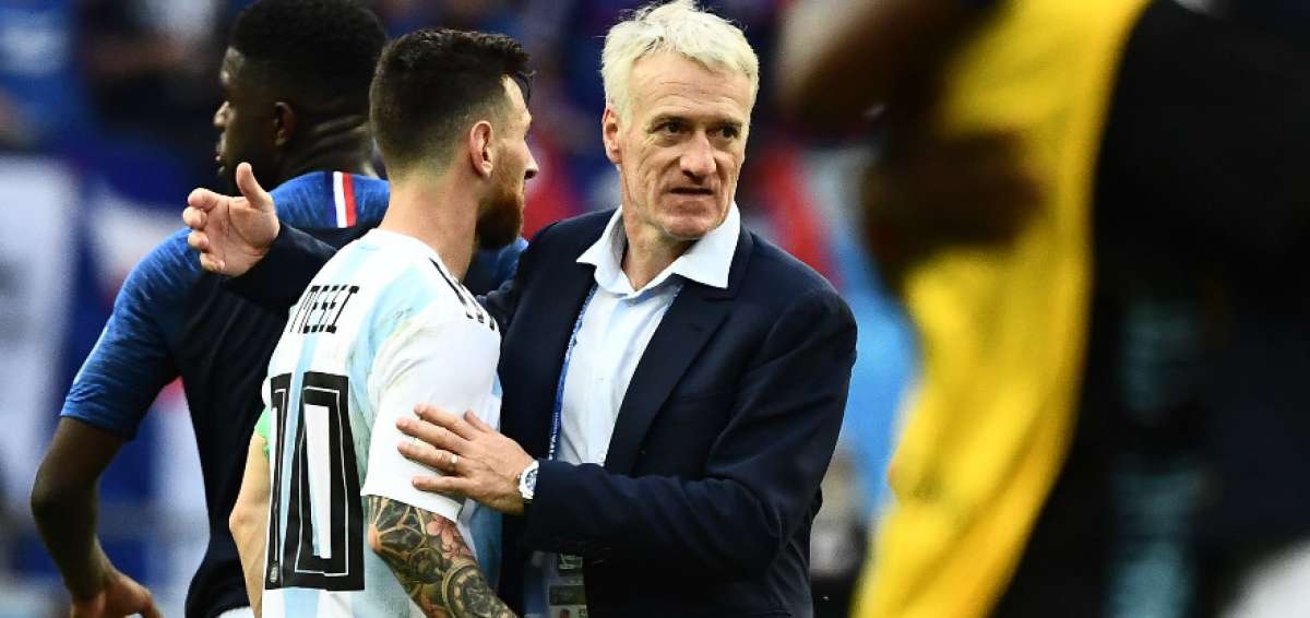 El DT de Francia, Didier Deschamps, consuela a Lionel Messi luego de eliminarlo en octavos de final de la Copa del Mundo. 