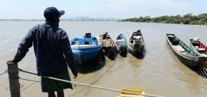 Los comuneros de Santay utilizan canoas para actividades como pesca y compra de insumos en el mercado Caraguay.