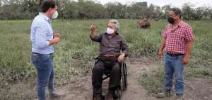 El mandatario Len&iacute;n Moreno constat&oacute; las afectaciones que dej&oacute; la ca&iacute;da de la ceniza del volc&aacute;n Sangay en zonas agr&iacute;colas y ganaderas del centro del pa&iacute;s.