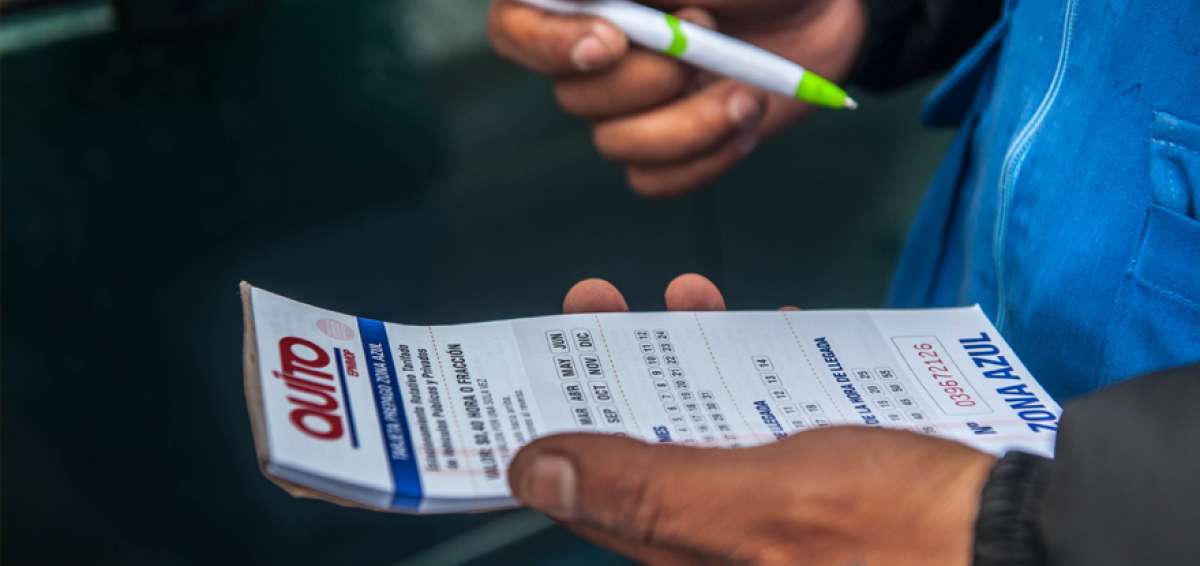 Los expendedores de tickets de la Zona Azul utilizan, actualmente, libretines para realizar su trabajo.  