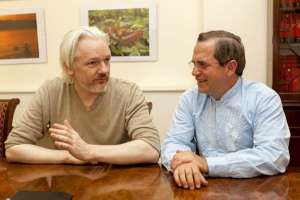 El canciller Ricardo Pati&ntilde;o ofreci&oacute; ayer una rueda de prensa conjunta con Julian Assange, en Londres. Foto: Cortes&iacute;a