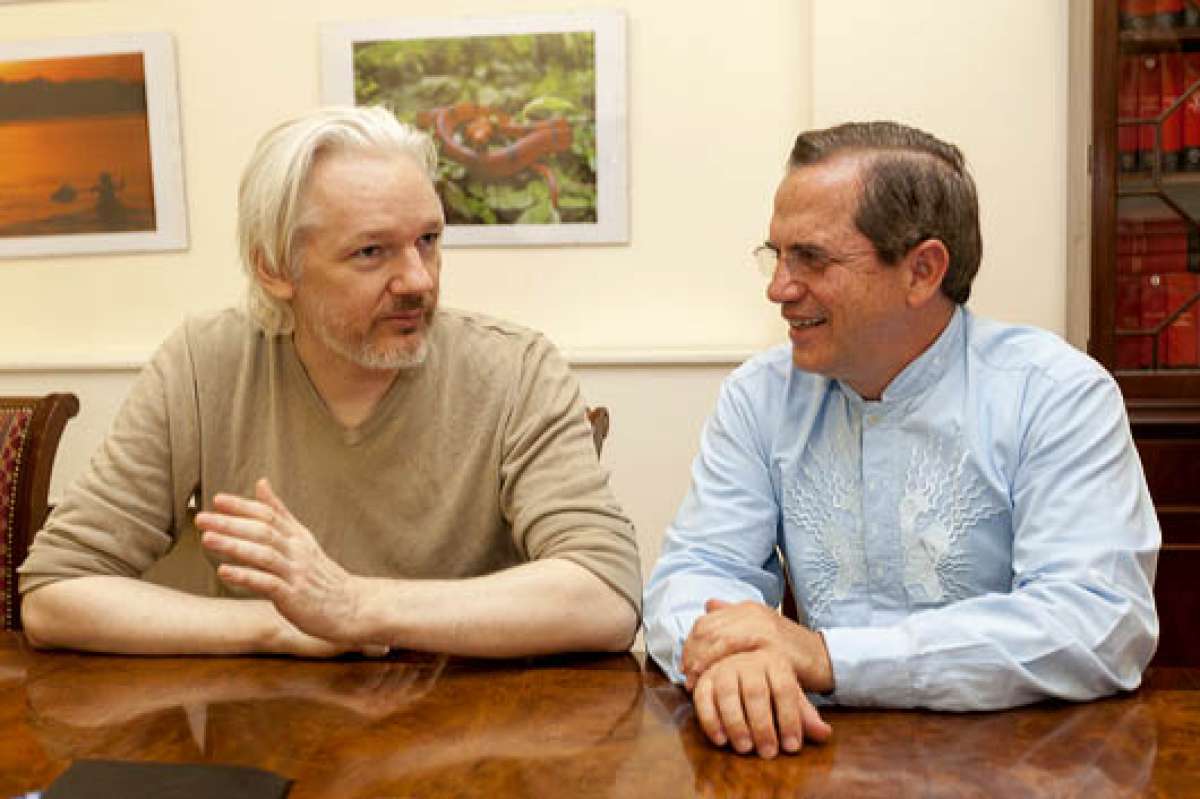 El canciller Ricardo Pati&ntilde;o ofreci&oacute; ayer una rueda de prensa conjunta con Julian Assange, en Londres. Foto: Cortes&iacute;a