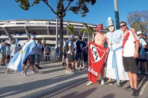 Un grupo de hinchas argentinos llegaron a Rio de Janeiro (Brasil) para alentar a la selecci&oacute;n &lsquo;albiceleste&rsquo; pero desde afuera del estadio, ya que ninguno de ellos consigui&oacute; entradas para los partidos. Foto: AFP