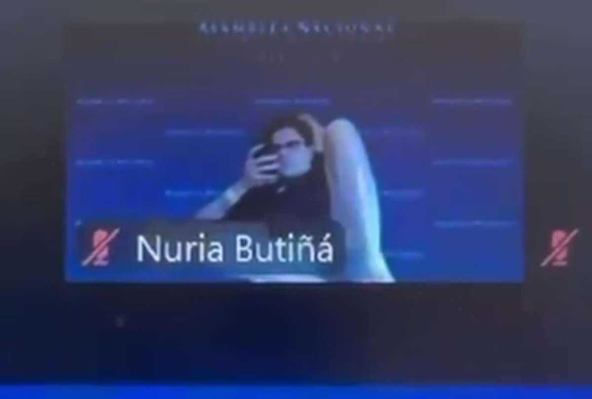 En sesi&oacute;n virtual de la Asamblea aparece un joven recostado en recuadro atribuido a asamble&iacute;sta corre&iacute;sta