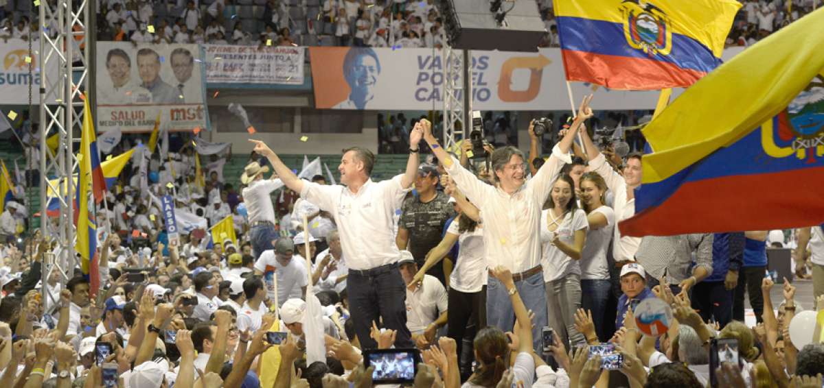 Guillermo Lasso cerr&oacute; su campa&ntilde;a en el coliseo Voltaire Paladines Polo, en el norte de Guayaquil, acompa&ntilde;ado por su binomio, Andr&eacute;s P&aacute;ez.