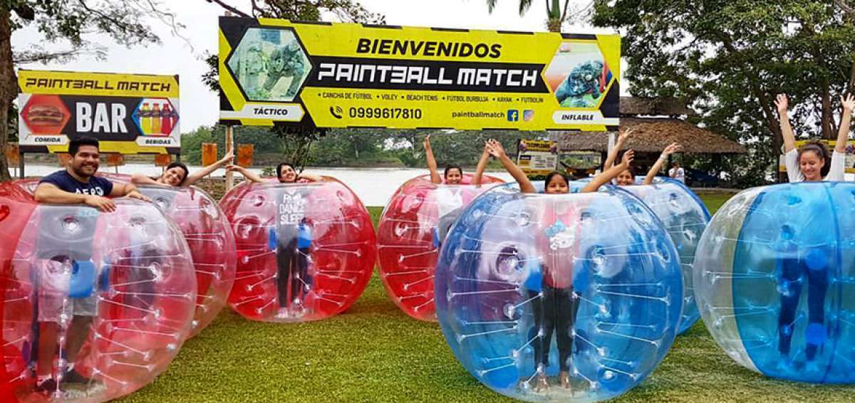 Solo la cabeza y los pies quedan al descubierto, el resto del cuerpo permanece en la burbuja.   