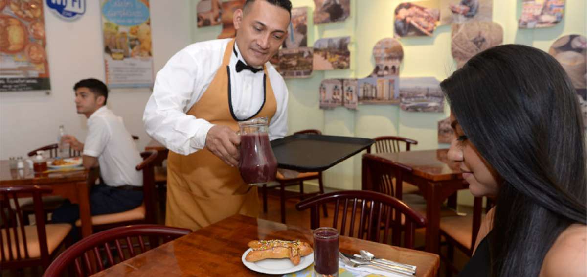La cafeter&iacute;a La Canoa ofrece un vaso de colada morada a $ 4,50 y el litro a $ 12,50, incluidas guagas de pan.