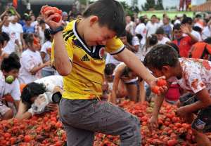 32 toneladas de tomate son usadas en batalla entre ni&ntilde;os y adultos