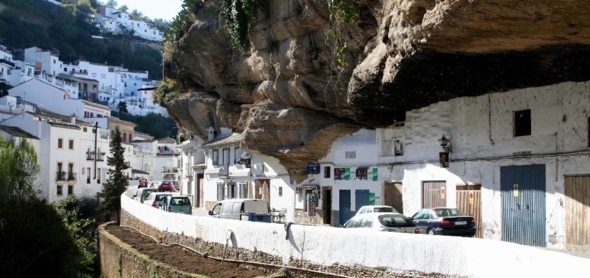 Un pueblo que se levant&oacute; adosado a una gigantesca roca