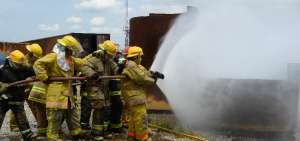 Un equipo de bomberos de El Triunfo participa en la simulaci&oacute;n de un incendio de tanques que almacenan microcombustibles.