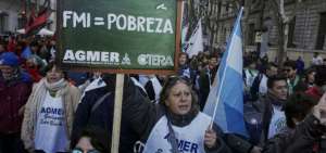 Decenas de movimientos sociales en Argentina han salido a las calles a protestar por el ajuste que el gobierno tendr&aacute; que aplicar tras recibir un cr&eacute;dito por $ 50.000 millones por parte del FMI. 
