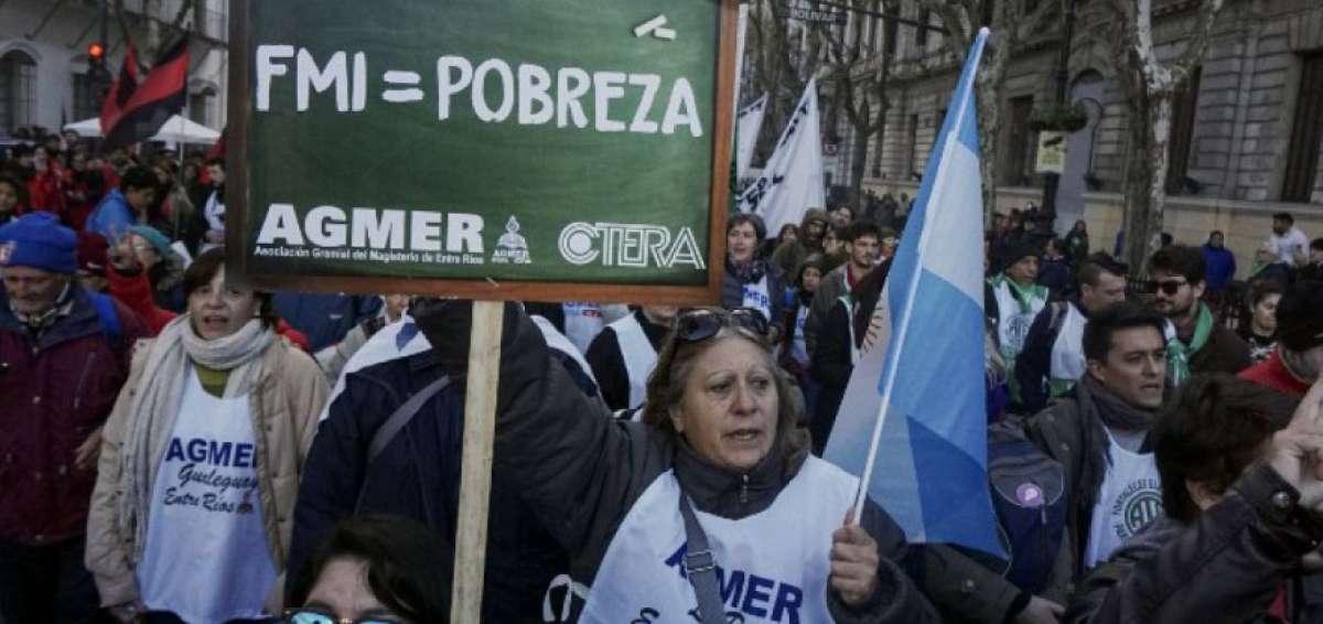 Decenas de movimientos sociales en Argentina han salido a las calles a protestar por el ajuste que el gobierno tendr&aacute; que aplicar tras recibir un cr&eacute;dito por $ 50.000 millones por parte del FMI. 