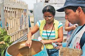 Los t&eacute;cnicos del SNEM instruyen a la comunidad en el uso del biolarvicida que permite controlar los mosquitos. Foto: Cortes&iacute;a del MSP.