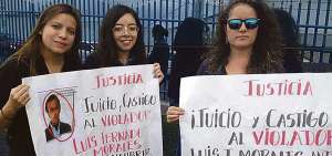 En la Casa de la Justicia de Carcel&eacute;n, en Quito, grupos de mujeres llegaron para expresar su solidaridad a Nataly y las otras v&iacute;ctimas.  