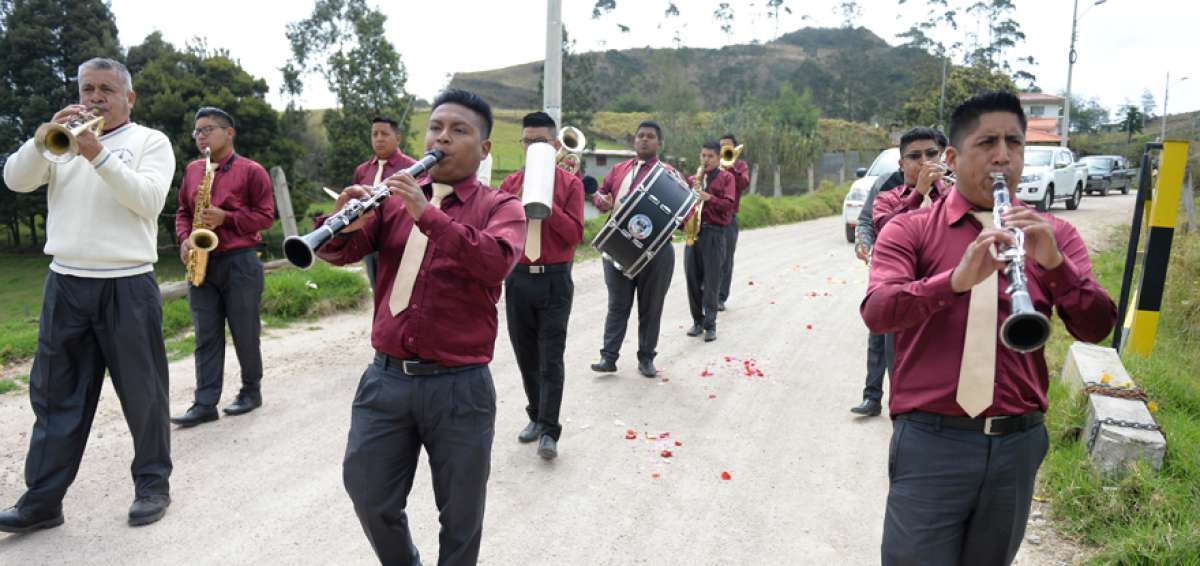 Las bandas de pueblo han ido pasando de generaci&oacute;n en generaci&oacute;n. Su conformaci&oacute;n, a diferencia de a&ntilde;os anteriores, est&aacute; compuesta por mujeres y tambi&eacute;n por menores de edad que llevan muy bien el ritmo musical.