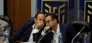 Francisco Egas (izq.), presidente de la FEF, conversa con Michel Deller (der.), miembro del Directorio, durante el Congreso Ordinario del F&uacute;tbol. 