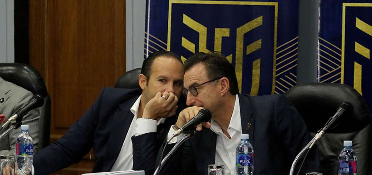 Francisco Egas (izq.), presidente de la FEF, conversa con Michel Deller (der.), miembro del Directorio, durante el Congreso Ordinario del F&uacute;tbol. 