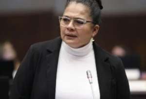 La asamble&iacute;sta Sandra Figueroa habl&oacute; de presiones internas tras su salida de una comisi&oacute;n.