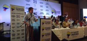 El precandidato Guillermo Lasso durante un encuentro con representantes de movimientos pol&iacute;ticos. 