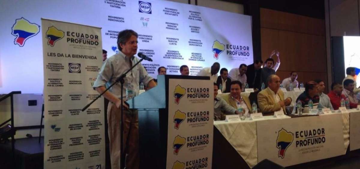 El precandidato Guillermo Lasso durante un encuentro con representantes de movimientos pol&iacute;ticos. 