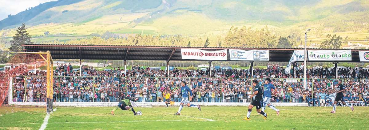 El portero de Intipak Chury, Xavier de la Torre, contiene un remate de Christian Vaca (c). El torneo se disput&oacute; en el estadio de Peguche, parroquia Doctor Miguel Egas Cabezas, ubicada al norte del cant&oacute;n Otavalo. Foto: Marco Salgado.