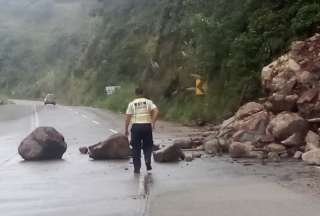 El Ministerio de Transporte intervino con maquinaria en la vía Cuenca - Molleturo - El Empalme.