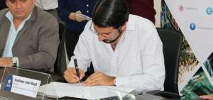 El ministro de Industrias y Productividad, Santiago Le&oacute;n, suscribi&oacute; el convenio con la Apale.