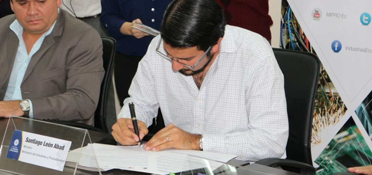 El ministro de Industrias y Productividad, Santiago Le&oacute;n, suscribi&oacute; el convenio con la Apale.