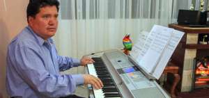 El pianista, oriundo de Riobamba y residente en Quito, pertenece a la quinta generaci&oacute;n de m&uacute;sicos y compositores en su familia.