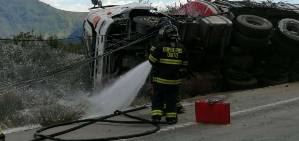 Bomberos de Quito recuperan el cuerpo de una persona fallecida en el volcamiento de un cami&oacute;n cargado de combustible en la Sim&oacute;n Bol&iacute;var.