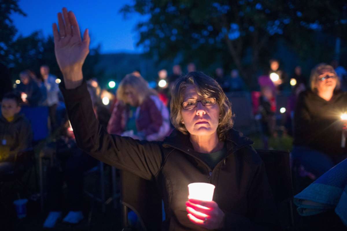 Decenas de familias en Oregon, el fin de semana, realizaron una vigilia en memoria de los 9 estudiantes fallecidos en un tiroteo en una universidad. Foto: AFP