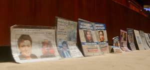 Familiares de personas desaparecidas exhibieron carteles y pancartas con mensajes de ayuda a la b&uacute;squeda.