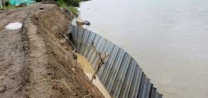 Las lluvias y la crecida del r&iacute;o hicieron colapsar las l&aacute;minas de acero colocadas a lo largo de la orilla, que se supone son la base en el muro de contenci&oacute;n.