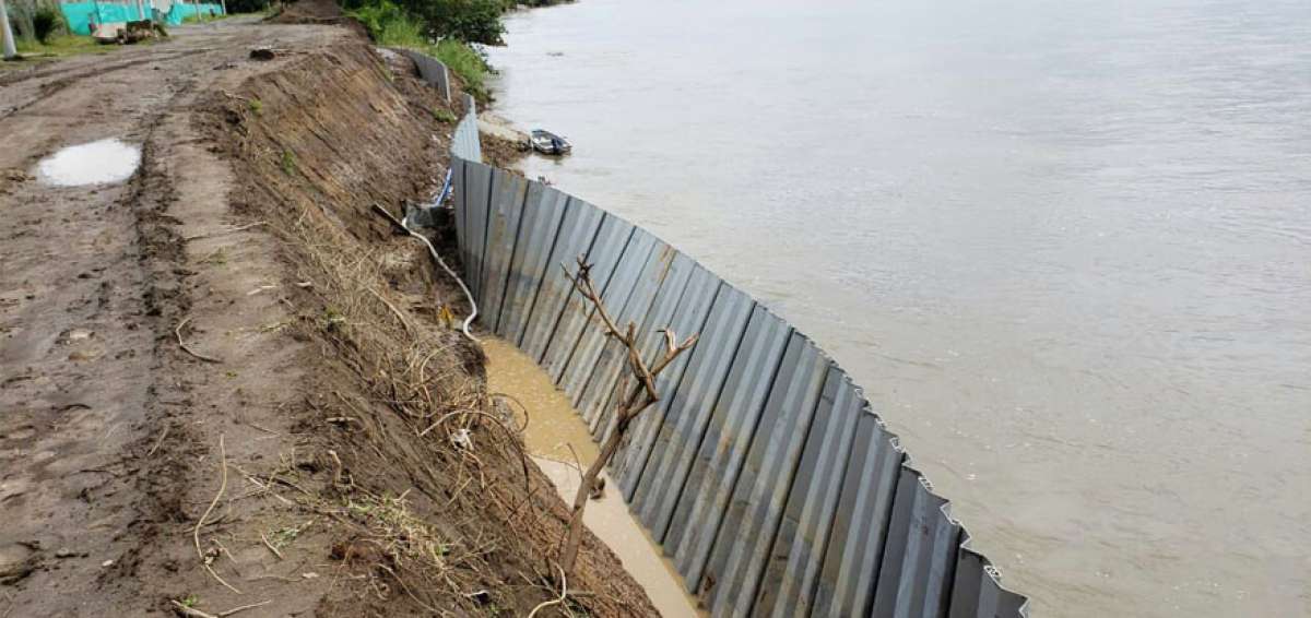 Las lluvias y la crecida del r&iacute;o hicieron colapsar las l&aacute;minas de acero colocadas a lo largo de la orilla, que se supone son la base en el muro de contenci&oacute;n.