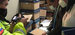 Agentes durante la inspecci&oacute;n.
