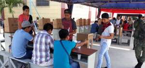 En el colegio Rubira, cant&oacute;n Salinas, se instalaron carpas para acoger a las JRV.