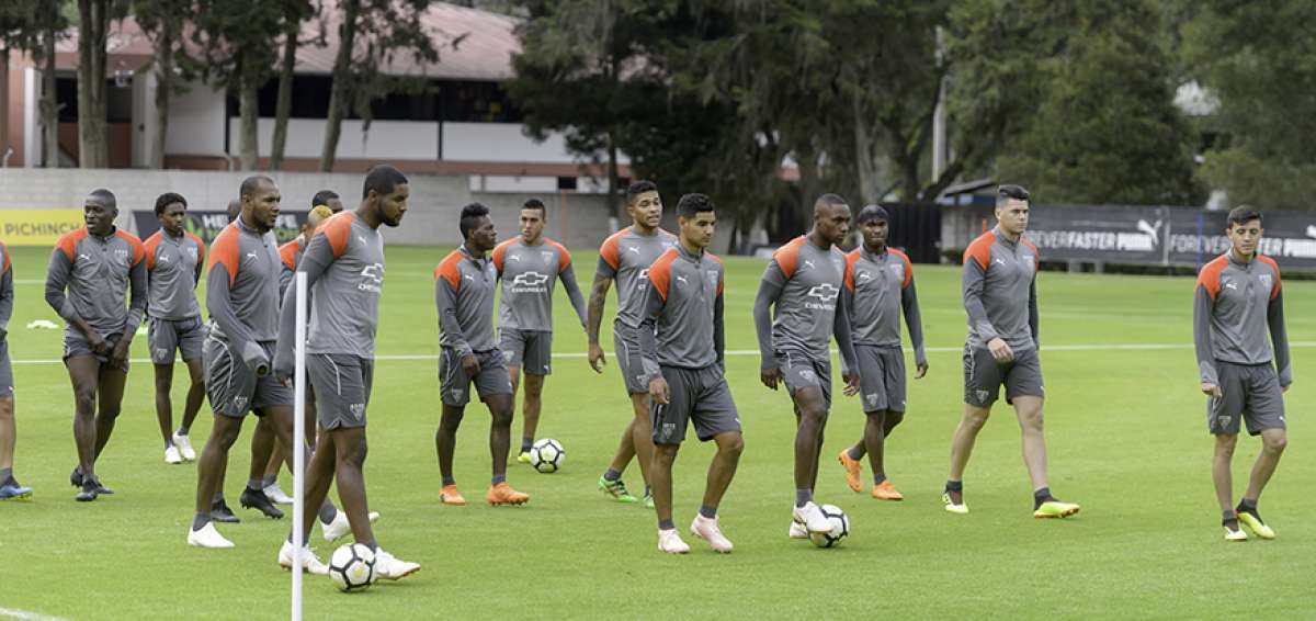 Los jugadores de Liga de Quito durante un entrenamiento en el complejo de Pomasqui, antes del partido de Copa Libertadores.