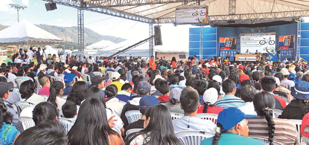 El enlace ciudadano n&uacute;mero 442 lo realiz&oacute; ayer el presidente de la Rep&uacute;blica, Rafael Correa, desde la localidad de Lumbis&iacute;, en el norte de Quito. Foto: cortes&iacute;a.
