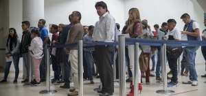 En la oficina de Informaci&oacute;n General de la Agencia Nacional de Transporte (ANT), en el norte de la capital, los usuarios realizan tr&aacute;mites que duran horas. Uno de ellos es la actualizaci&oacute;n de grav&aacute;menes para matr&iacute;culas de veh&iacute;culos.